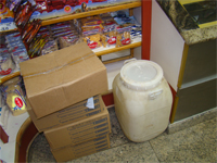 gal&atilde;o depositado numa padaria