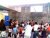 Os catadores de lixo e suas fam&iacute;lias reunidos na Casamundo