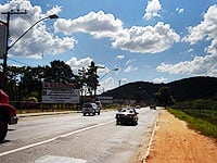 foto da avenida Brasil passando perto da Mata