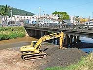 Foto de uma mancha de ?leo no rio