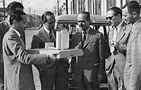 Foto de Arthur Arcuri, Oscar Niemeyer, ex-prefeito Olavo Costa e do jornalista Hipólito Caron