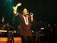 Foto do padre cantando em um dos seus shows