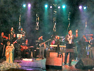 Foto do padre e da banda em um dos shows