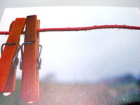 Foto de varal com dois pregadores de roupa molhados