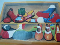 Foto de quadro com sapatos de palha?o