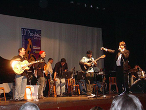 Foto do Trio Pro Jazz tocando com João Bosco