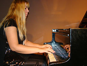 Foto de Daniele Espíndola ao piano