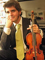 Foto de Luis Otávio com um violino