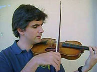 foto de Luís Otávio tocando violino barroco