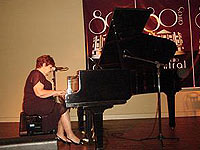 Foto de Sueli Costa ao piano