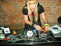 Foto de Daniele Espíndola na mesa de som