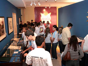 Foto de alunos visitando a exposição