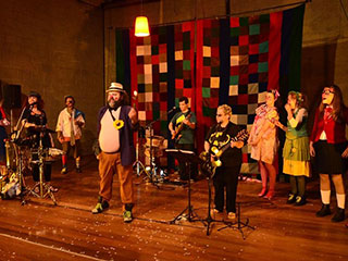 Caravana Mezcla de Palhaços e Lúdica Música se apresentam no sábado