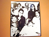 Foto de  tela com foto da família de Aline em preto-e-branco