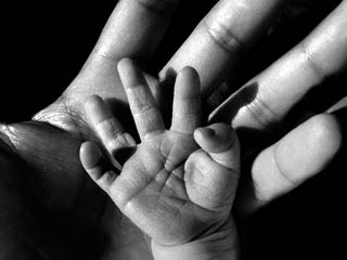 foto de mãos de adulto e criança