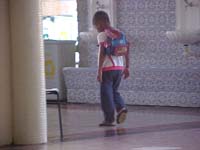 crian?a andando num corredor
