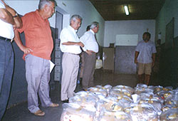 Foto da presen?a do Rotary Club na distribui??o de cestas b?sicas, no natal de 2003