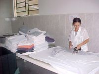 volunt?ria passando roupa