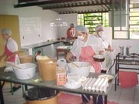 cozinheiras preparando refei??o