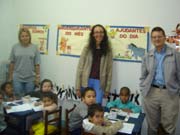 mission?rios e crian?as na sala de aula