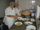 cozinheiras preparando a comida