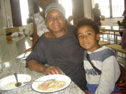 m?e e filha almo?ando