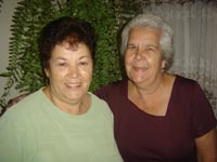  as duas entrevistadas abra?adas, dona Leda e
dona Concei??o