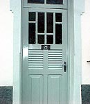 foto da porta da casa dos velhinhos