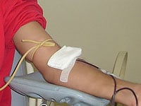 foto de pessoa doando sangue