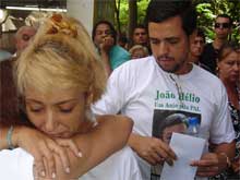 foto das pessoas abra?ando os pais