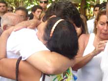 foto das pessoas abra?ando os pais