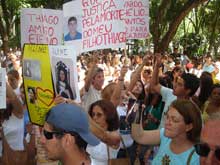 foto de cartazes pedindo justi?a