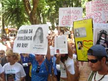 foto de cartazes pedindo justi?a