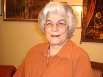 foto de Dona Isabel Salom?o na sala de sua casa