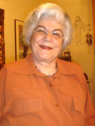 foto de Dona Isabel Salom?o na sala de
sua casa