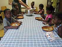 foto da distribui??o da sopa
