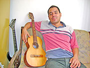 foto de Marcos abra?ando o viol?o