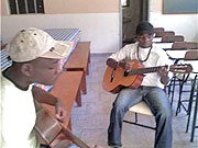 Meninos tocando viol?o