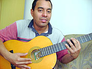 Marcos tocando viol?o
