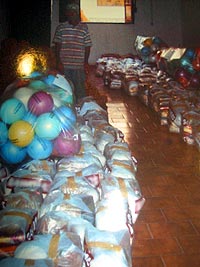 Foto de alimentos e bolas para doa?es