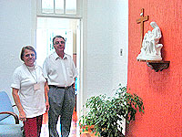 Foto do padre David com a Funcionária da Casa