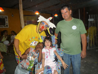 Foto de Antônio Furtado, com palhaço Fuzil e crianças