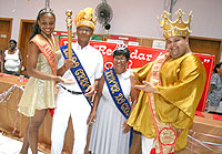 Foto do casal com os rei e a rainha do Carnaval