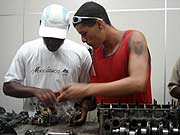 Foto de egressos trabalhando na cooperativa