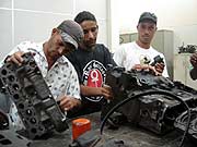 Foto de egressos trabalhando na cooperativa