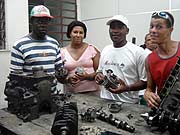 Foto de egressos trabalhando na cooperativa