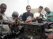 Foto de egressos trabalhando na cooperativa