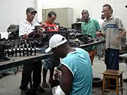 Foto de egressos trabalhando na cooperativa