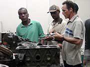 Foto de egressos trabalhando na cooperativa