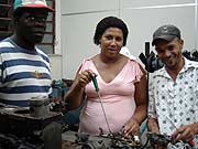 Foto de egressos trabalhando na cooperativa